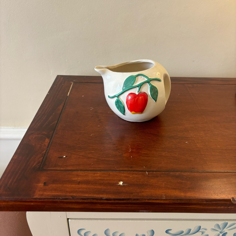 Vintage Pippin USA Pottery Cream Pitcher with Red Apple Design 1945-1965 Antique - Picture 6 of 6